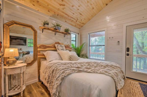 Charming Broken Bow Cabin with Jacuzzi and Fire Pit!